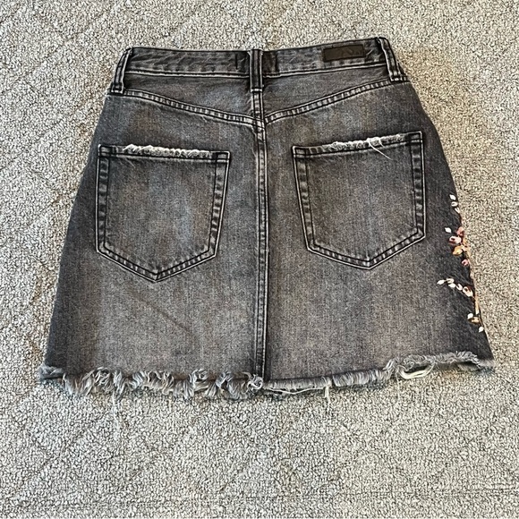Abercrombie & Fitch Skirt Womens Size 26 Black Embroidered Floral Denim Jean - Picture 6 of 9